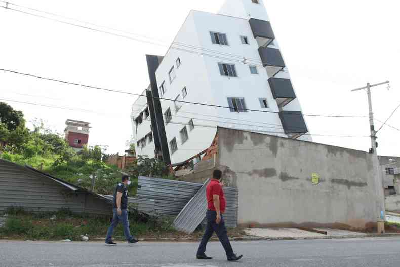 Estrutura corre risco de cair a qualquer momento, ameaando tambm ao menos 15 residncias da regio (foto: Edsio Ferreiora/EM/D.A.Press)