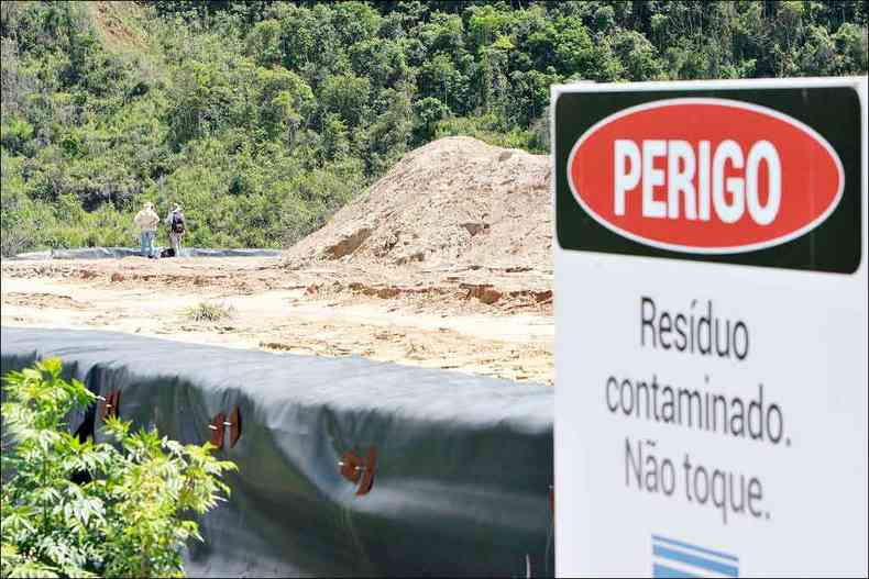 Placa chama a ateno para possibilidade de contaminao na Barragem Mina de Engenho, abandonada em Rio Acima pela Mundo Minerao(foto: Edsio Ferreira/EM/D.A Press -13/12/17 )