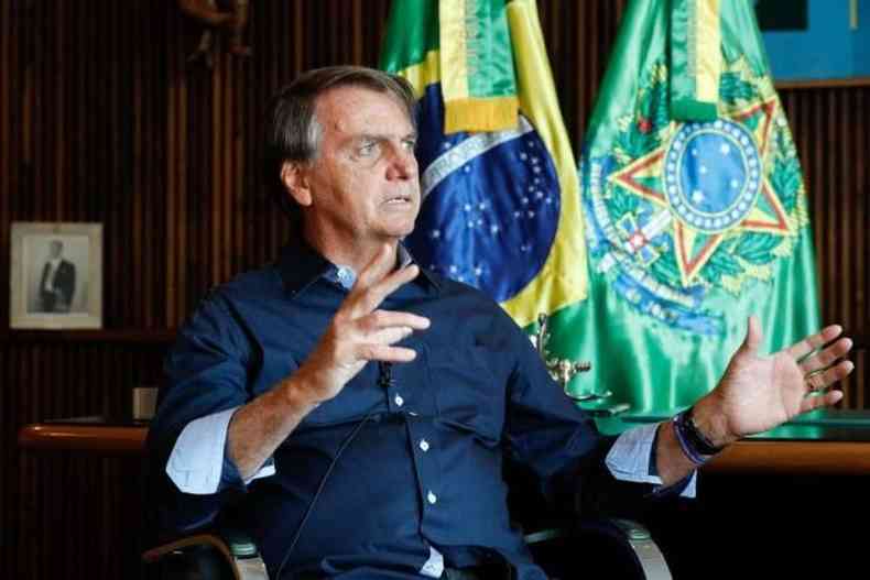 Bolsonaro gesticulando durante conversa