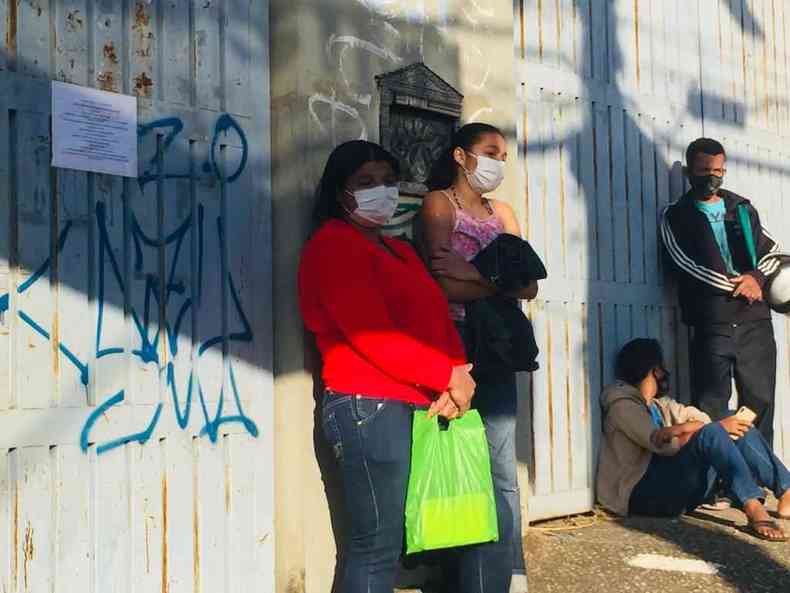 Pais e alunos chegaram cedo para esperar o incio da vacinao contra a COVID-19 no Bairro Marimb(foto: Edsio Ferreira/EM/D.A Press)