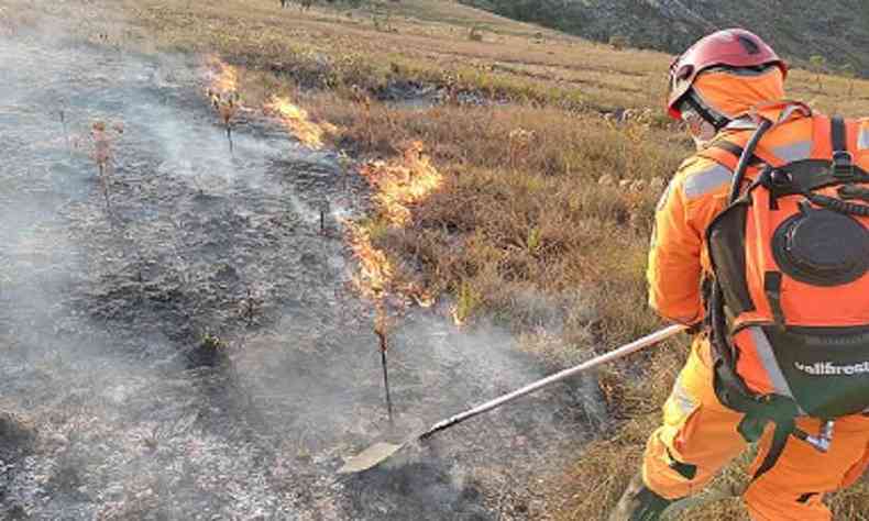 Depois de quase 30 horas, bombeiros apagaram fogo que queimou 235 hectares no Gandarela