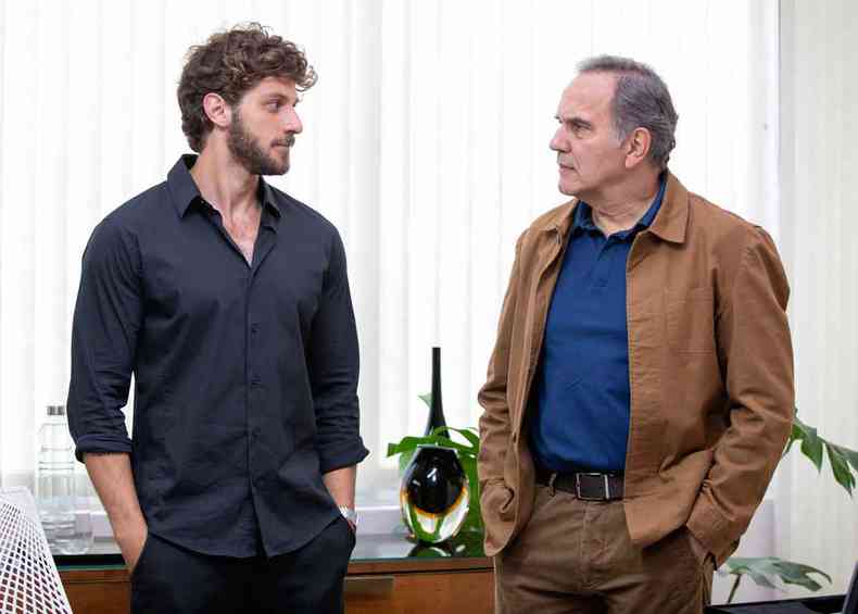 Ator Chay Suede olha para Humberto Martins em cena da novela Travessia