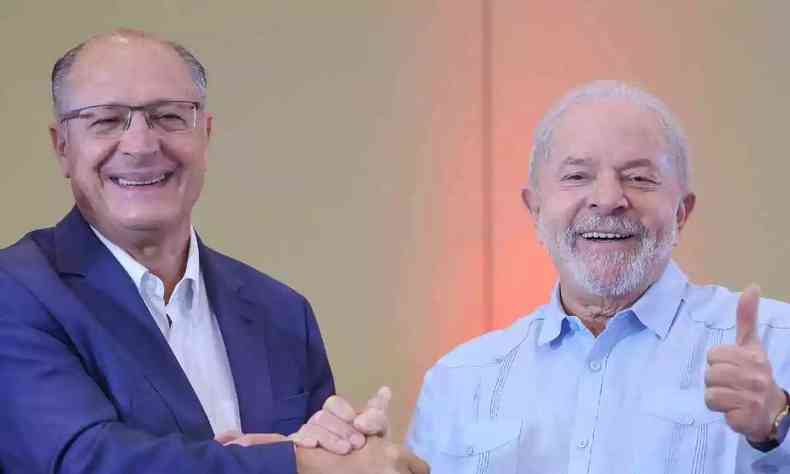 Alckmin e Lula de mos dadas sorrindo para a foto