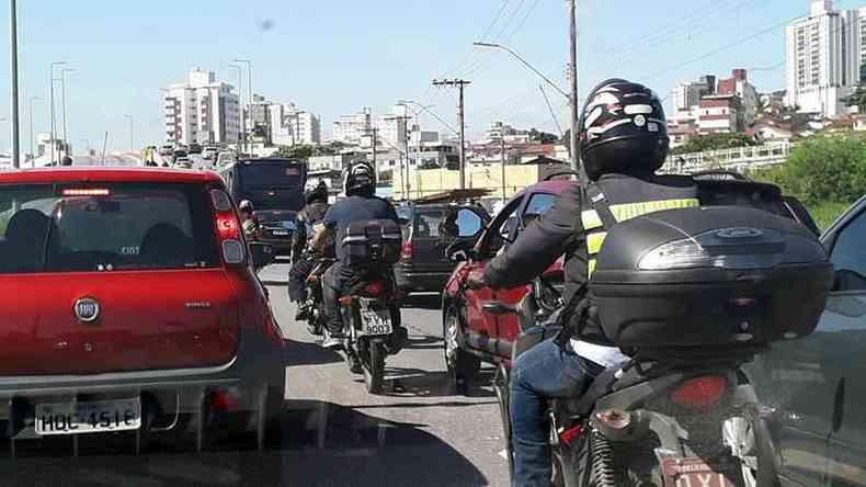 Trnsito congestionado greve dos rodovirios tira nibus carros e motos se enfileiram na Avenida Cristiano Machado na Regio Nordeste de BH