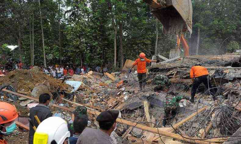 Equipes de busca e resgate procuram sobreviventes do terremoto presos em escombros em Pidie Jaya, na provncia de Aceh(foto: AFP / CHAIDEER MAHYUDDIN)
