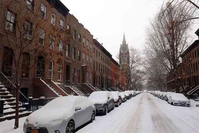 Rua e carros cobertos de neve me Carroll Gardens, Brooklin, em Nova York.(foto: Michael Heiman/Getty Images/AFP )