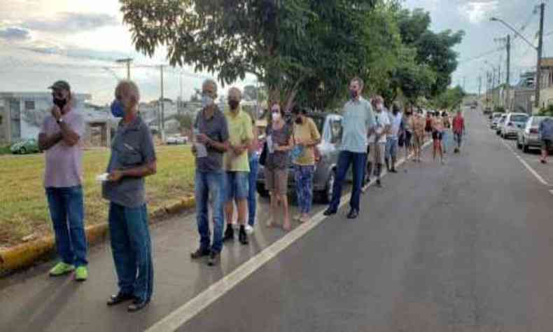 Idosos se aglomeraram em fila para receber a vacina(foto: Blog do Madeira/divulgao)