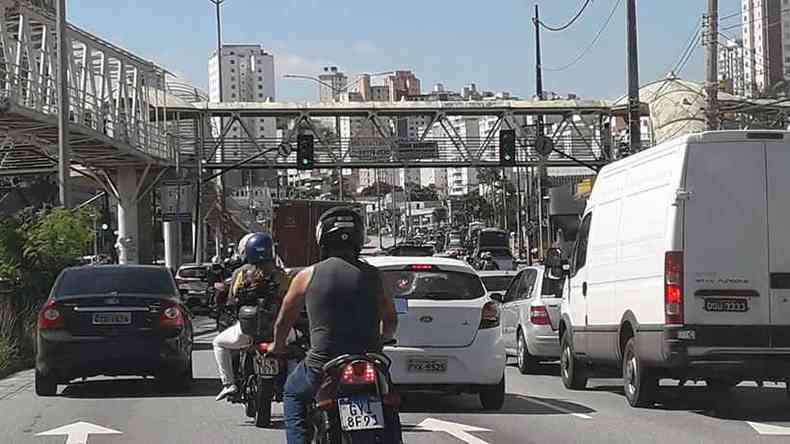 Trnsito congestionado greve dos rodovirios tira nibus carros e motos se enfileiram na Avenida Cristiano Machado