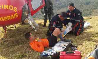 Esportista recebeu os primeiros socorros dos bombeiros e tambm foi atendido por uma equipe do Samu(foto: Corpo de Bombeiros/Divulgao)