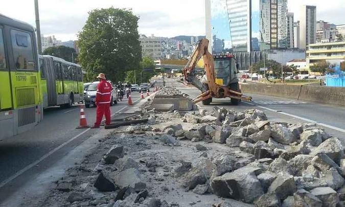 Funcionários da Prefeitura de Belo Horizonte iniciaram os trabalhos no início da manhã desta terça-feira no Viaduto Leste. Obras já causam problemas no trânsito (foto: Jair Amaral/EM/DA Press) Funcionários da Prefeitura de Belo Horizonte iniciaram os trabalhos no início da manhã desta terça-feira no Viaduto Leste. Obras já causam problemas no trânsito (foto: Jair Amaral/EM/DA Press)