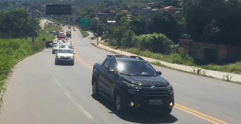 Motoristas na volta do Natal pela BR-381 enfrentam congestionamento fileiras de carros em trfego lento e congestionamento
