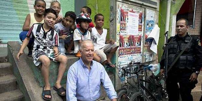 Joe Biden visitou a comunidade do Morro Santa Marta, na Zona Sul do Rio(foto: AFP PHOTO/Victor R. Caivano) Joe Biden visitou a comunidade do Morro Santa Marta, na Zona Sul do Rio(foto: AFP PHOTO/Victor R. Caivano)