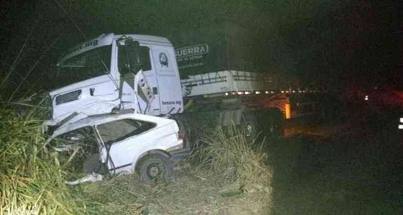 Veculos colidiram no Km 360, da BR-267(foto: Polcia Rodoviria Federal/Divulgao)