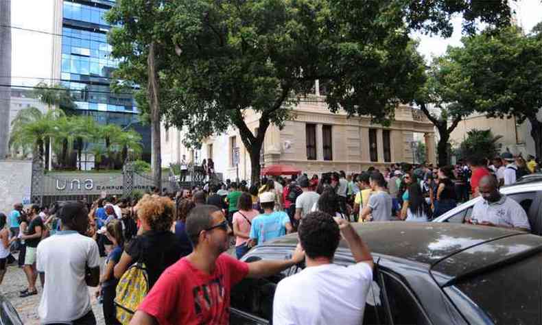 Alunos se renem diante de uma das unidades da UNA na edio de 2016: oportunidade de realizar o sonho do ensino superior(foto: Gladyston Rodrigues/EM/DA Press - 27/2/16)