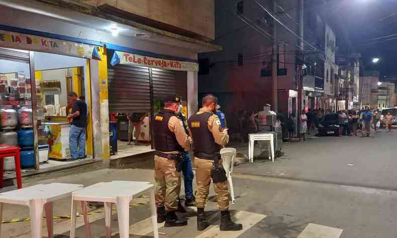Policiais militares em frente ao bar onde ocorreu o crime