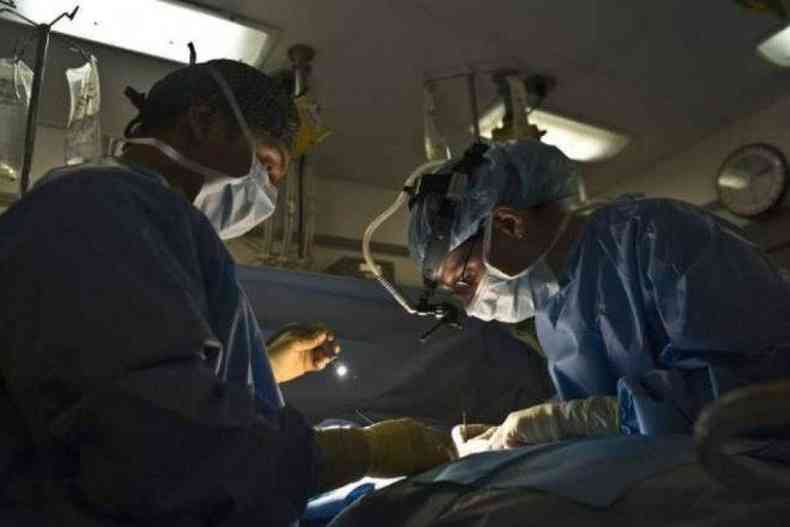 Mdicos fazem transplante na mesa de cirurgia