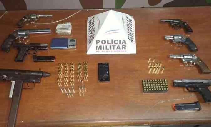 Armas e munies foram encaminhadas  delegacia da Polcia Civil(foto: Polcia Militar/Divulgao)
