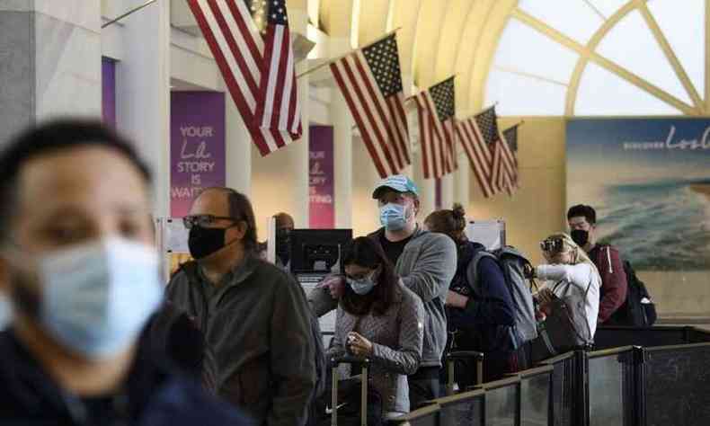 Pelo menos 1,1 milho de pessoas viajaram de avio no feriado, um recorde durante a pandemia(foto: Patrick T. Fallon/AFP)