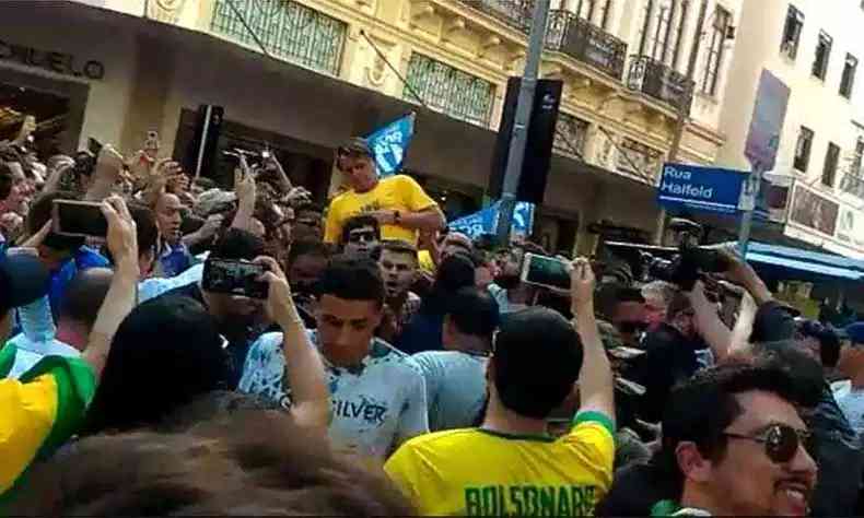 Bolsonaro, carregado, geme depois de facada sofrida durante passeata em Juiz de Fora na campanha de 2018