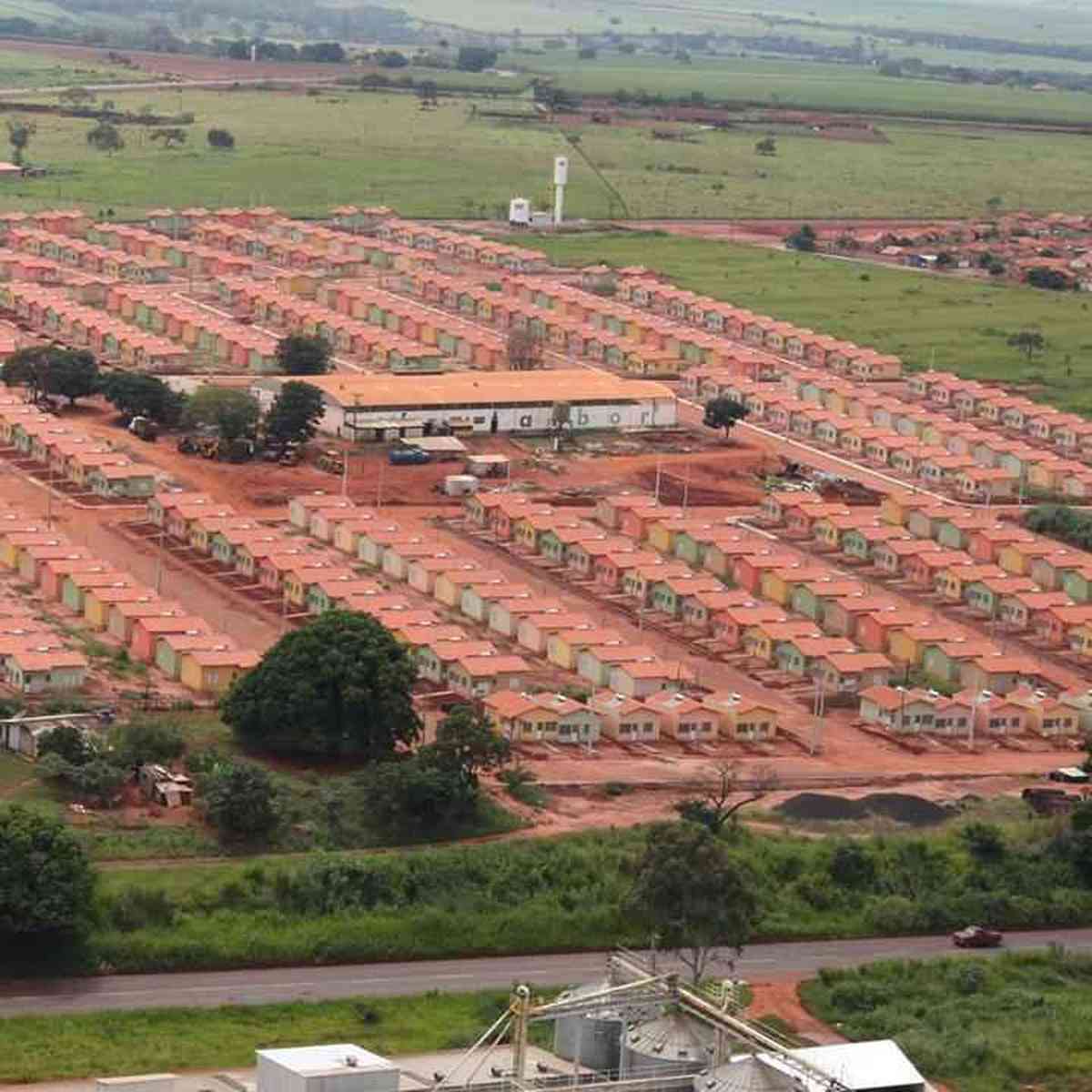 Cavalo cai em bueiro aberto e fica apenas com as patas traseiras para fora  - Gerais - Estado de Minas