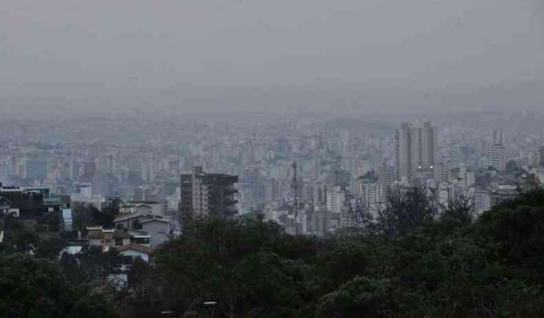 Imagem registra a cidade de Belo Horizonte com cu nublado pancadas de chuva