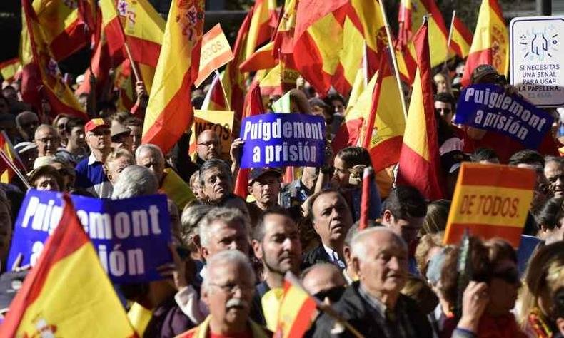 Manifestantes foram �s ruas de Madri pedir pris�o de Puigdemont(foto: Javier Soriano/AFP)