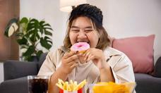 Compulso alimentar: saiba quais os sintomas e como tratar transtorno 
