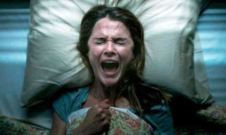A atriz Keri Russell como a professora Julia Meadows, que grita de pavor em cena do filme 'Espritos obscuros'