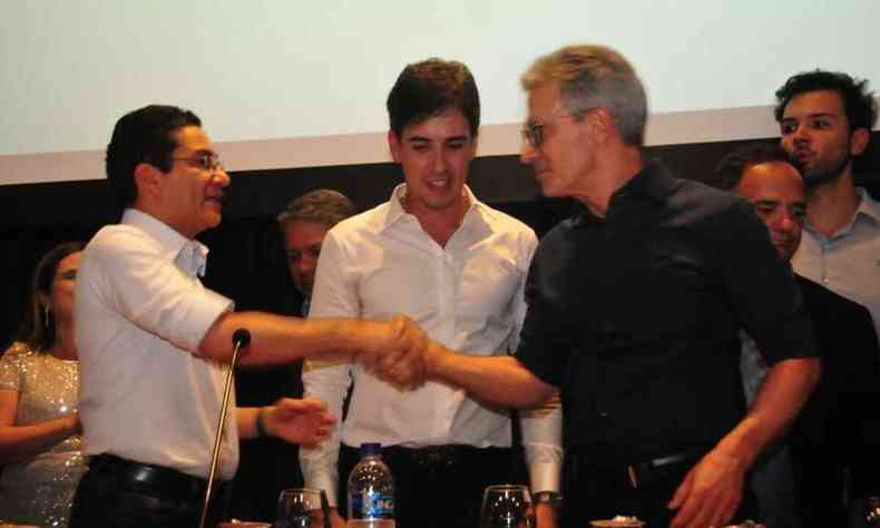 Governador Romeu Zema (Novo) aperta a mo do presidente nacional do Republicanos, deputado Marcos Pereira (SP) e com o novo presidente do partido ao lado, Euclydes Pettersen