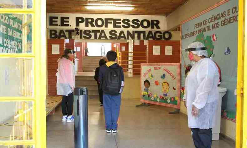 Chegada de alunos na Escola Estadual Batista Santiago, no bairro Santa Mnica, regio de Venda Nova