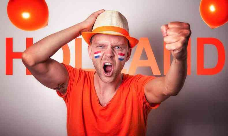 torcedor da Holanda, com camisa laranja