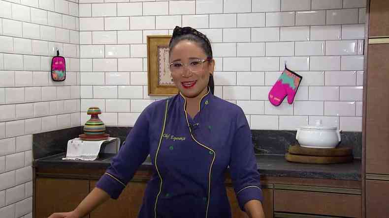 Maria Esperana de Paula, a chef Esperana, na cozinha, olha para a cmera
