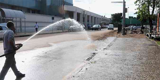 Funcionrio retira sujeira acumulada em frente ao Aeroporto da Pampulha(foto: Paulo Filgueiras/EM/D.A Press)