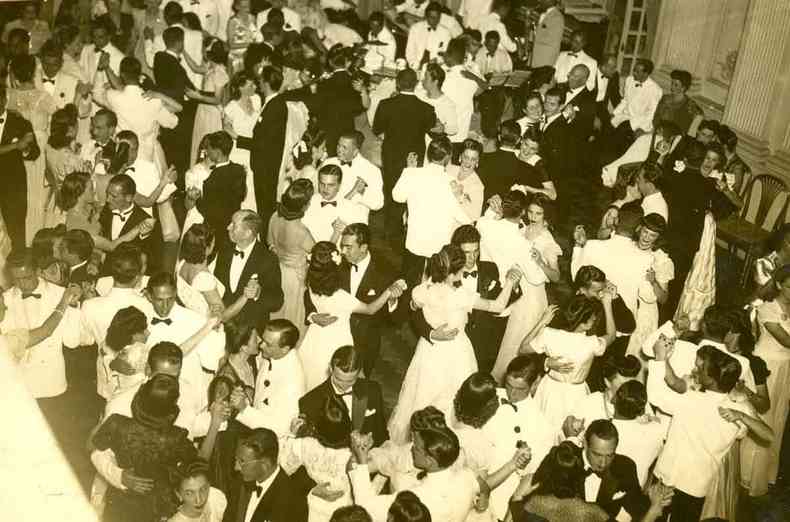 Casais danam na festa de rveillon do Automvel Clube em 1944