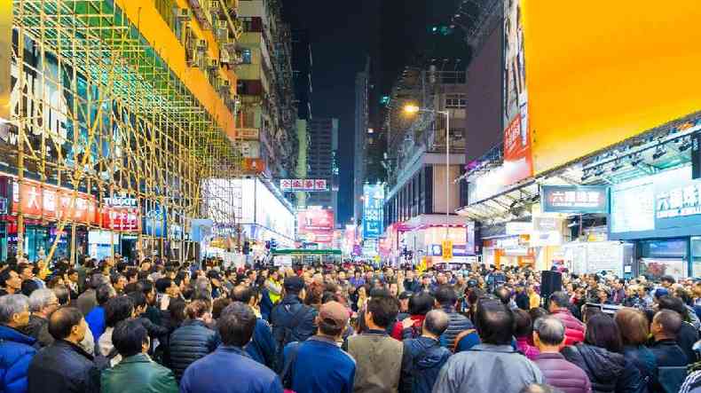 Rua cheia de pessoas em Hong Kong  noite
