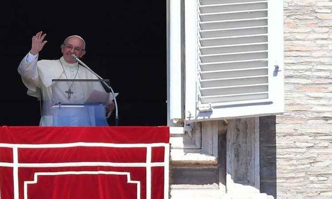 O Papa Francisco acena para a multidão da janela do palácio apostólico com vista para a praça de São Pedro durante a oração do Angelus deste domingo, no Vaticano(foto: ALBERTO PIZZOLI) O Papa Francisco acena para a multidão da janela do palácio apostólico com vista para a praça de São Pedro durante a oração do Angelus deste domingo, no Vaticano(foto: ALBERTO PIZZOLI)