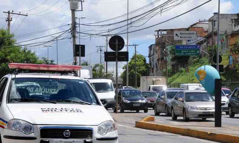 Policiais conseguiram alcanar menor que tentou fugir ao perceber a chegada da viatura(foto: Beto Novaes/EM/D.A Press)