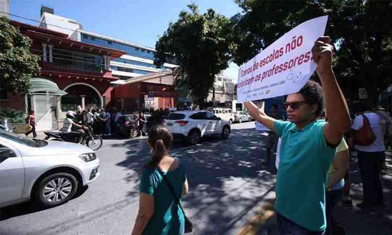 Docentes de 140 escolas pedem pelo reajuste salarial pelo INPC, entre outras reivindicaes(foto: Edsio Ferreira/EM/DA Press)