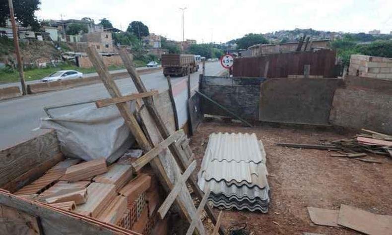 Material de constru��o � beira da estrada indica que mais moradias, e riscos, est�o por vir(foto: Leandro Couri/EM/D.A PRESS)