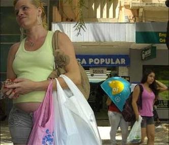 A cabelereira Milena Paola Martins disse que a sacola retornável não comportou as compras(foto: MARIA TEREZA CORREIA/ EM/ D.A PRESS) A cabelereira Milena Paola Martins disse que a sacola retornável não comportou as compras(foto: MARIA TEREZA CORREIA/ EM/ D.A PRESS)