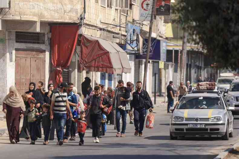 Palestinos deixam regio do conflito levando pertences pessoais