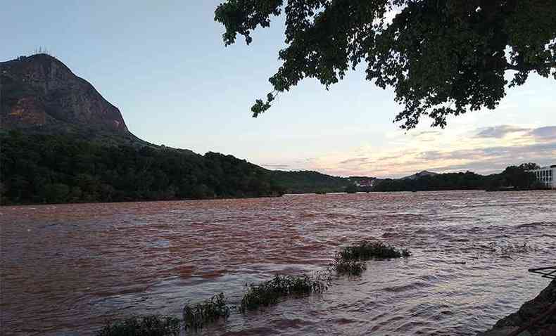 Foi nessa margem do Rio Doce que a cidade de Governador Valadares nasceu, com a movimentao comercial de um porto de canoas, no incio do sculo passado(foto: Tim Filho)