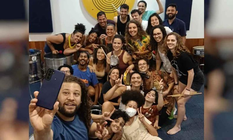Di Souza tirando uma selfie com uma turma de alunos do Percusso Circular 