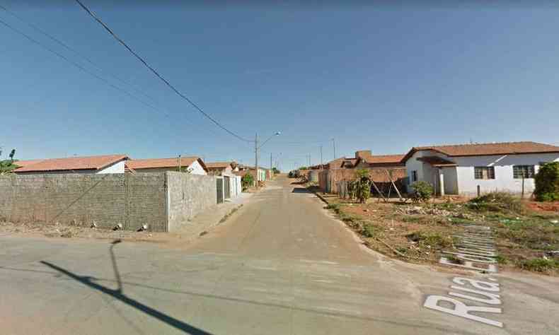 Vizinhos de Joo Maria, moradores da Rua Edmar Luiz Xavier, no Bairro Enias Ferreira de Aguiar, foram acordados com pancadas no muro de casa(foto: Google Street View/Google Maps)
