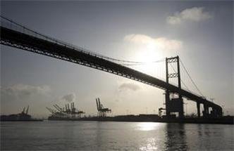 Tony se matou ao pular da ponte Vincent Thomas, em Los Angeles(foto: REUTERS/David McNew/Files) Tony se matou ao pular da ponte Vincent Thomas, em Los Angeles