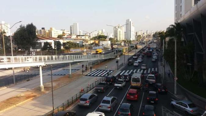 Faixa de pedestre foi colocada ligando os dois lados da avenida. Além disso, um semáforo foi implantado no local(foto: Leandro Couri/EM/D.A Press.) Faixa de pedestre foi colocada ligando os dois lados da avenida. Além disso, um semáforo foi implantado no local(foto: Leandro Couri/EM/D.A Press.)