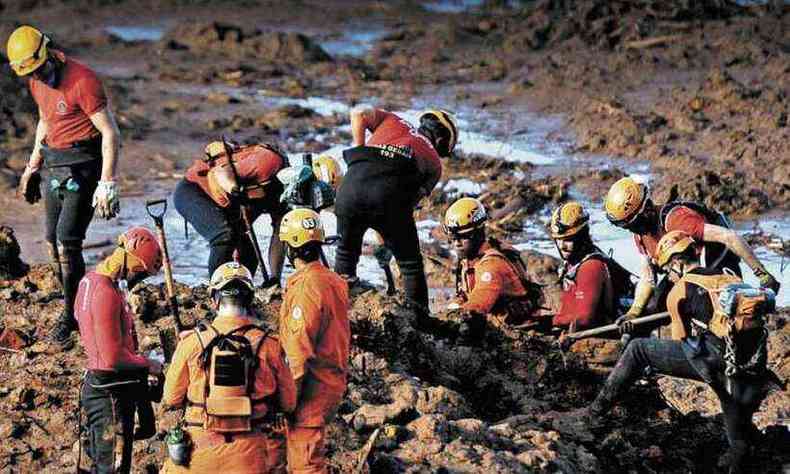 Bombeiros trabalham nas buscas desde o rompimento da Barragem 1, em 25 de janeiro de 2019(foto: Alexandre Guzanshe/EM/D.A. Press - 28/01/2019)