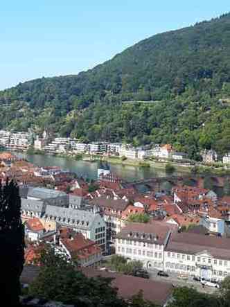 Heidelberg %u2013 Conhecida por seu castelo (de onde se tem uma vista privilegiada da cidade) e pela universidade, a mais antiga da Europa e uma das mais prestigiadas do mundo, a pequena Heidelberg  considerada uma das mais romnticas cidades alems. Situada no vale do Rio Neckar, no por acaso recebe 3 milhes de turistas por ano e merece muito mais do que um bate-volta de trem.(foto: Kelen cristina/em/d. a press)