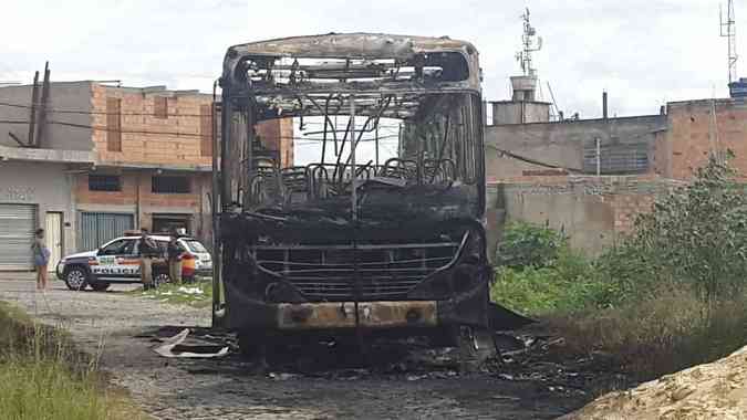 O ataque aconteceu no Bairro Santa Clara, em Vespasiano. Os passageiros e o motorista foram obrigados a descer do veculo e, em seguida, os criminosos atearam fogo nos bancosGladyston Rodrigues/EM/D.A.Press