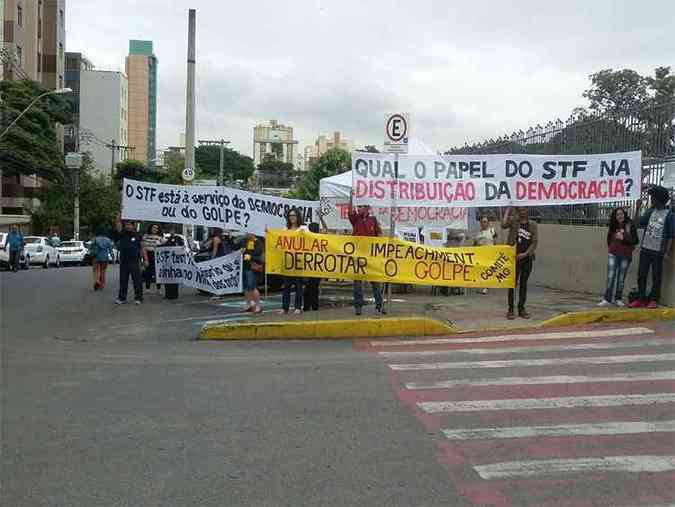 Protesto em frente  PUC-MG, no Bairro Dom Cabral, na Regio Oeste de Belo Horizonte(foto: Jair Amaral/EM/D.A Press)